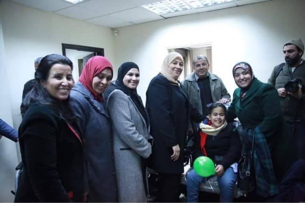 منظمة تطوع للتنمية المجتمعية تسلم كرسيا كهربائيا لطفلة من ذوي الاحتياجات الخاصة في رام الله