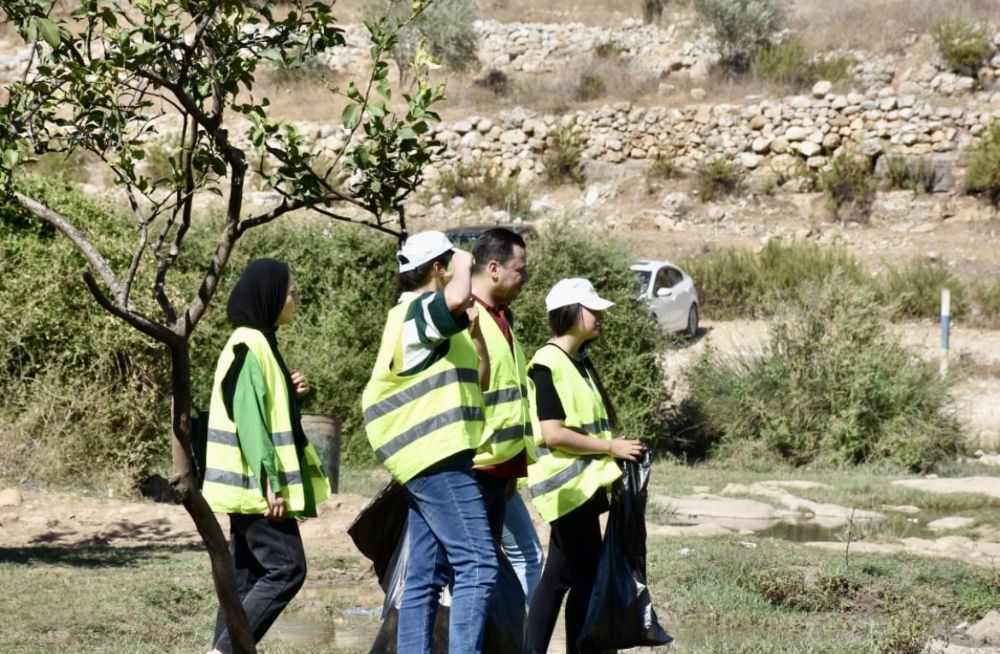منظمة تطوع تشارك في مسارا بيئيا في واد قانا سلفيت.