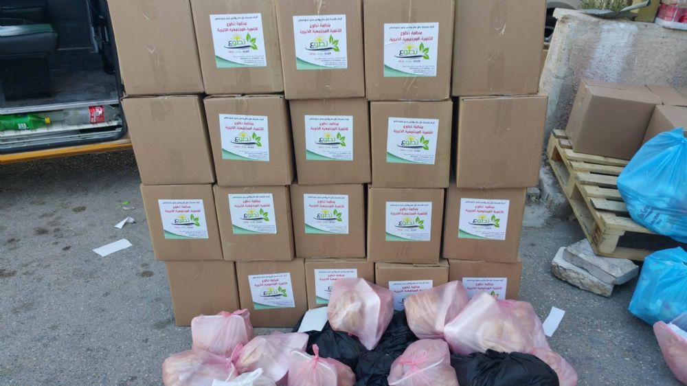 رمضان 2016- رام الله: توزيع سلة غذائية على الفقراء في رام الله