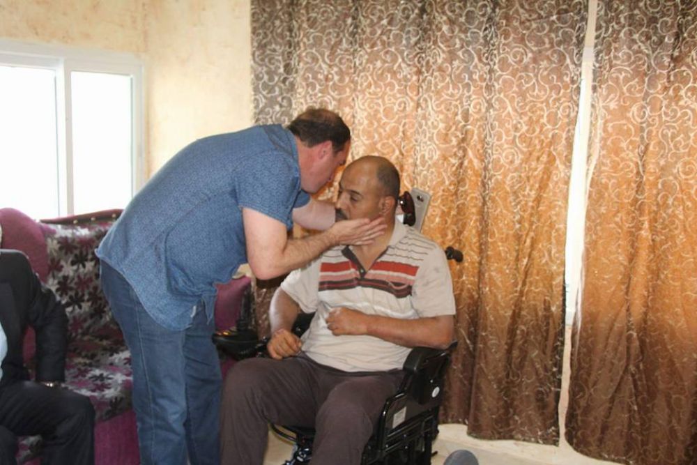 منظمة تطوع تسلم كرسيا كهربائيا لأحد ذوي الاحتياجات الخاصة في قرية ياصيد