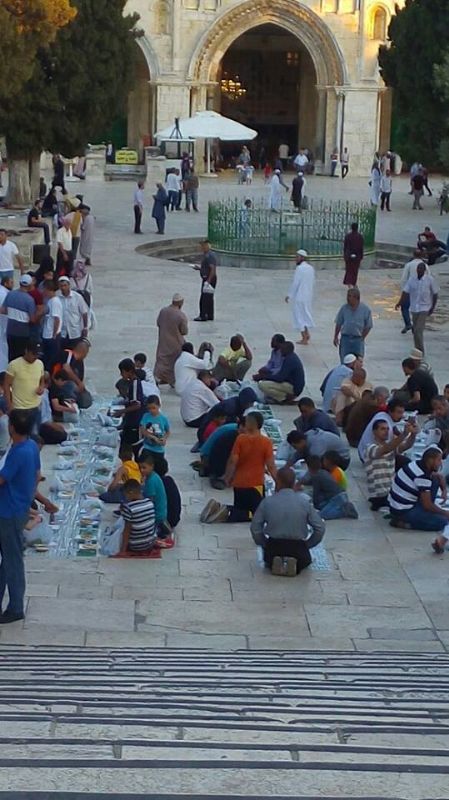 رمضان 2016-القدس: بتمويل مصري، منظمة تطوُّع تنظم إفطاراً خيرياً في  الأقصى