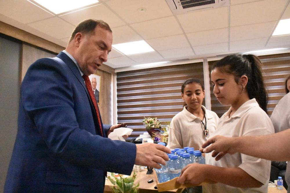 اطلق زهرات مخيم تطوع فعالية توزيع التمور والمياه والقهوة على موظفي مؤسسة المحافظة عن اروح شهداء فلسطين.