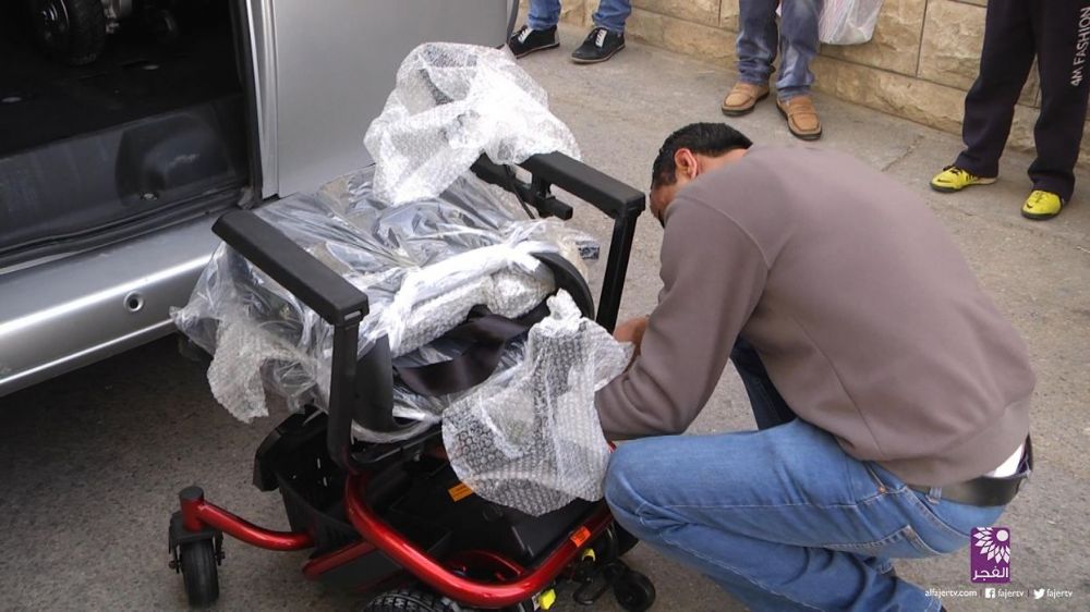 "تطوع فلسطين" تتبرع بكراسي كهربائية لعائلة من بلدة علار